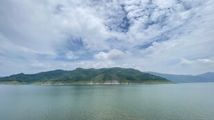 湖光山色间的秀丽风景