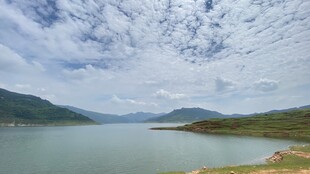 宁静湖畔的山水风光