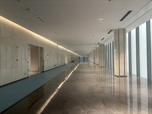 现代简约风格的宽敞走廊