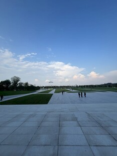 开阔广场上的漫步风景