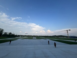 宽阔广场上的悠闲漫步