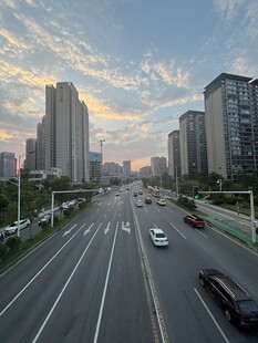 城市道路黄昏景象