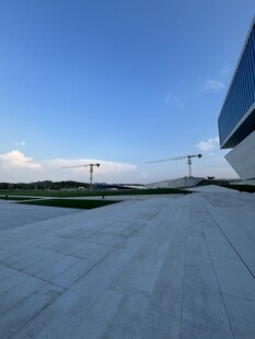 机场跑道与飞机远景