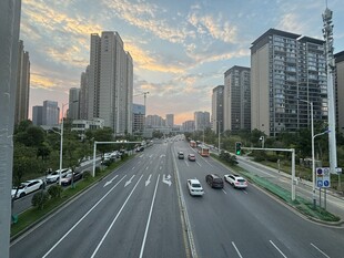 城市黄昏时分的宽阔道路