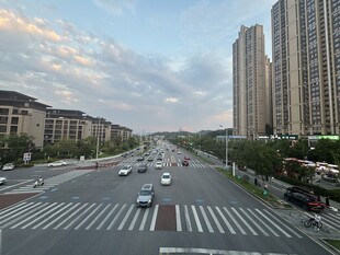 城市宽阔街道与高楼景观