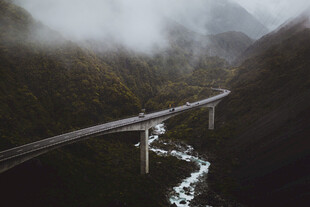 云雾缭绕中的山间高架桥