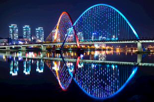 璀璨夜景下的绚丽桥梁