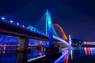 璀璨夜景下的绚丽桥梁