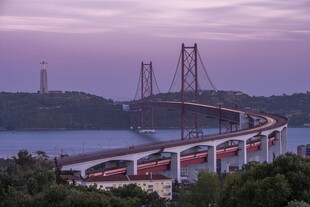 黄昏下的跨海大桥美景