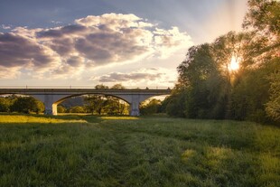 夕阳下的田野与桥梁美景