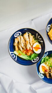 美味鸡肉沙拉双盘呈现