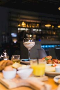丰盛餐桌美食与精致酒杯