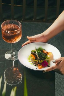 精致美食与美酒的优雅搭配