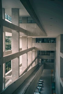 现代建筑内部多层走廊空间