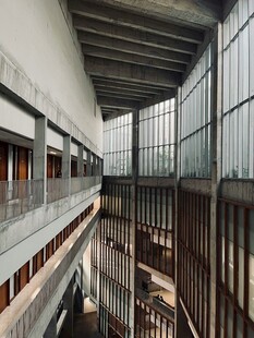 现代多层建筑内部空间