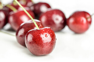 新鲜饱满的红樱桃