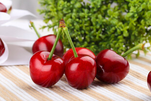 新鲜红樱桃
