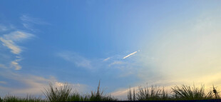 夕阳下的草地与天空美景