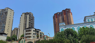 晴空下的城市高楼景观