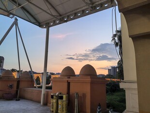 屋顶露台的黄昏美景