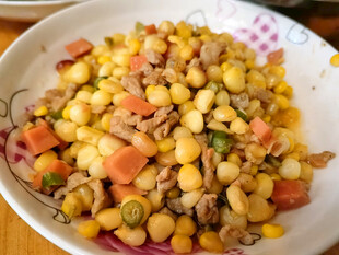 美味玉米火腿肠炒肉丁