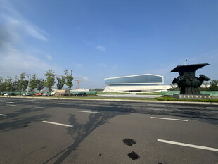 宽阔公路旁的独特建筑