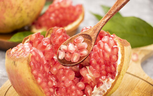 新鲜多汁的石榴果肉