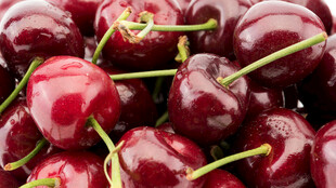 新鲜饱满的红樱桃