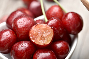 新鲜多汁的美味樱桃