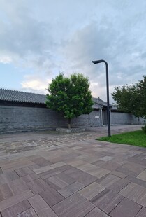 户外空旷的砖石铺就场地
