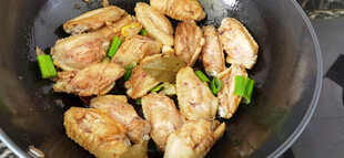锅中煎制的美味鸡肉翅