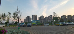 城市公园停车场电桩与车辆景象