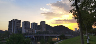 湖畔夕阳下的城市建筑景观