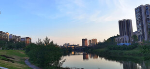 黄昏城市河畔风光