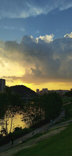 黄昏下的城市河畔美景