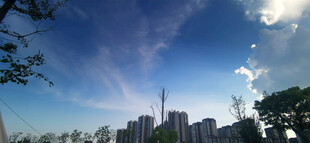 城市天际线与蓝天白云景观