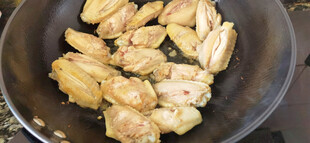 锅中煎制的美味鸡翅