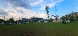 城郊开阔草地与露营帐篷