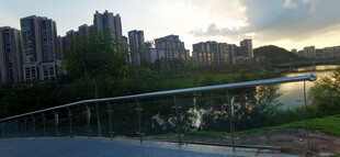 河畔城市建筑黄昏美景