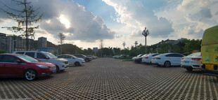 空旷停车场停放多辆汽车