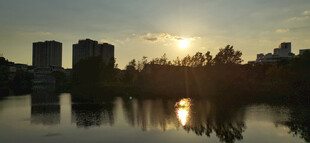 湖畔夕阳下的城市美丽景致