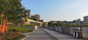 城市河畔风景与健康步道