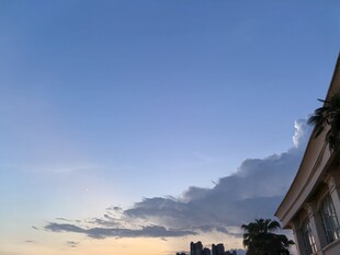 黄昏时的建筑与天边云彩
