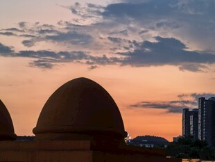 黄昏下的穹顶建筑美景