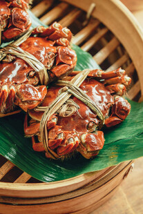 竹笼中美味的绑绳大闸蟹