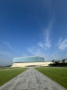 现代建筑与开阔草地景观