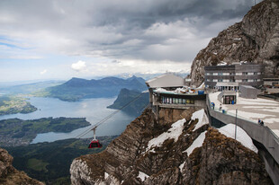 山间公路观景台
