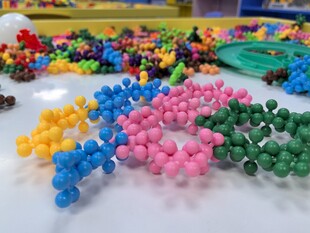 多彩球形积木玩具展示