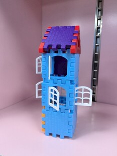 蓝色积木搭建的小塔楼