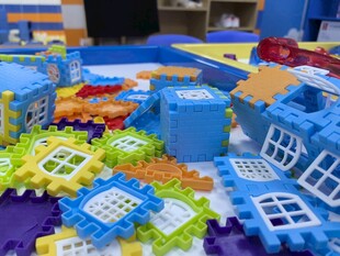 多彩积木构建创意小世界